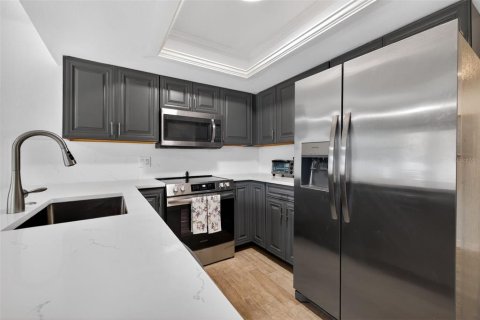 Townhouse in Saint Petersburg, Florida 4 bedrooms, 149.57 sq.m. № 2106283 - photo 8