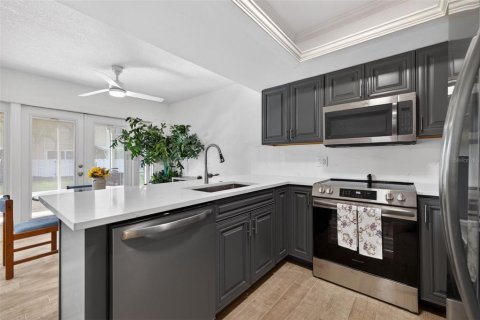 Townhouse in Saint Petersburg, Florida 4 bedrooms, 149.57 sq.m. № 2106283 - photo 9