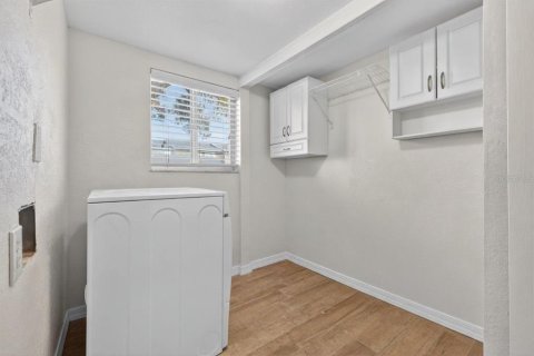 Townhouse in Saint Petersburg, Florida 4 bedrooms, 149.57 sq.m. № 2106283 - photo 12