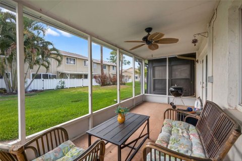 Townhouse in Saint Petersburg, Florida 4 bedrooms, 149.57 sq.m. № 2106283 - photo 24