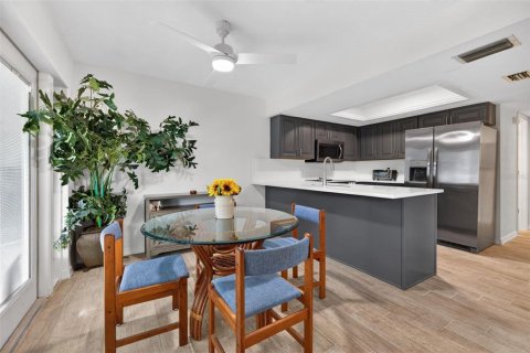 Townhouse in Saint Petersburg, Florida 4 bedrooms, 149.57 sq.m. № 2106283 - photo 6