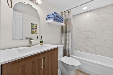 Townhouse in Saint Petersburg, Florida 4 bedrooms, 149.57 sq.m. № 2106283 - photo 14