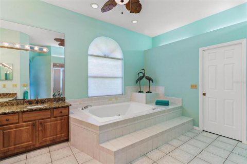 House in Tavares, Florida 4 bedrooms, 253.25 sq.m. № 1881413 - photo 24