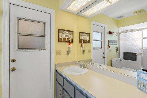 House in Tavares, Florida 4 bedrooms, 253.25 sq.m. № 1881413 - photo 30