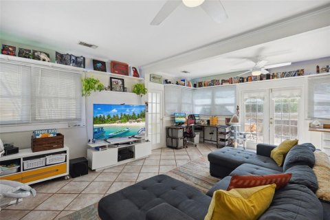 Commercial property in Saint Petersburg, Florida 390.38 sq.m. № 1670032 - photo 18