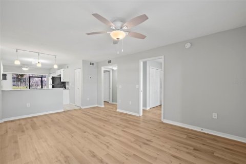Condo in New Port Richey, Florida, 2 bedrooms  № 1886287 - photo 4