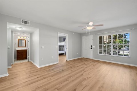 Condo in New Port Richey, Florida, 2 bedrooms  № 1886287 - photo 6