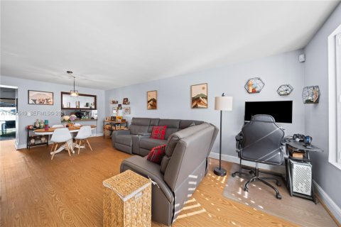 Touwnhouse à vendre à Miami, Floride: 2 chambres, 107.02 m2 № 2057907 - photo 4