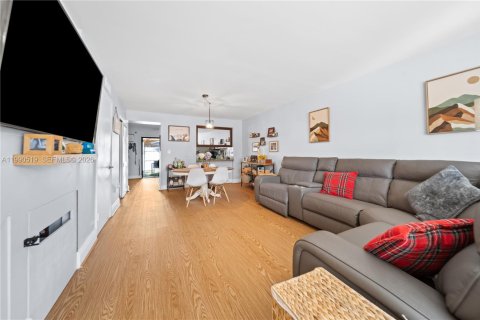 Touwnhouse à vendre à Miami, Floride: 2 chambres, 107.02 m2 № 2057907 - photo 3