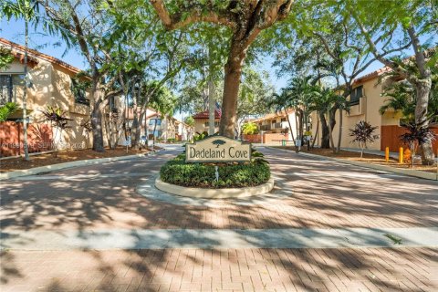 Touwnhouse à vendre à Miami, Floride: 2 chambres, 107.02 m2 № 2057907 - photo 27