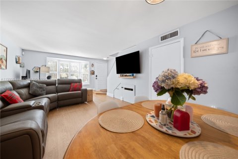 Touwnhouse à vendre à Miami, Floride: 2 chambres, 107.02 m2 № 2057907 - photo 5