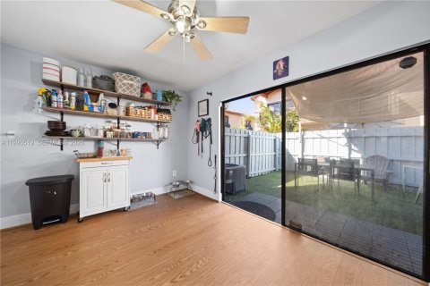 Touwnhouse à vendre à Miami, Floride: 2 chambres, 107.02 m2 № 2057907 - photo 9