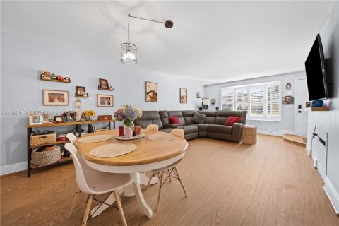 Touwnhouse à vendre à Miami, Floride: 2 chambres, 107.02 m2 № 2057907 - photo 6