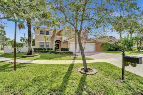 House in Pembroke Pines, Florida 5 bedrooms, 331.2 sq.m. № 1898237 - photo 2