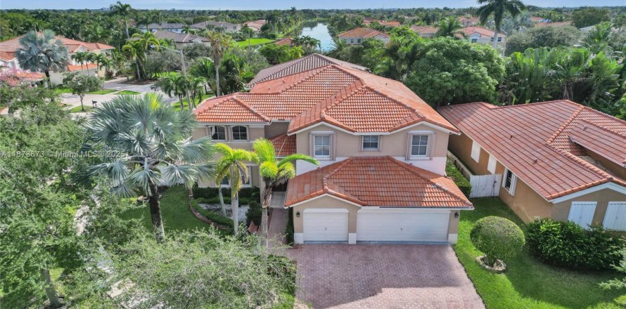 House in Pembroke Pines, Florida 5 bedrooms, 331.2 sq.m. № 1898237