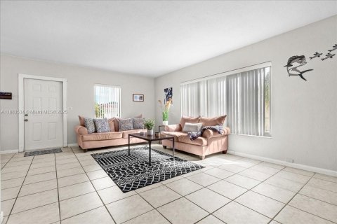House in Homestead, Florida 3 bedrooms, 130.99 sq.m. № 1930120 - photo 9