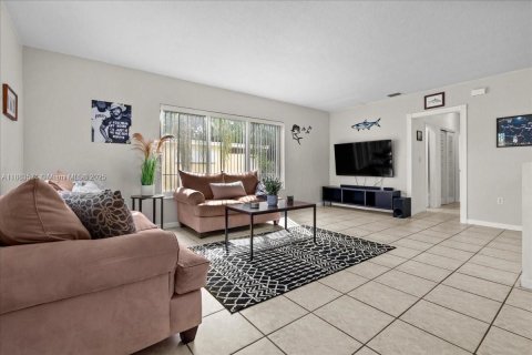 House in Homestead, Florida 3 bedrooms, 130.99 sq.m. № 1930120 - photo 3