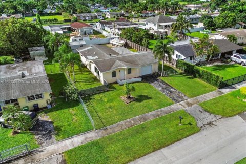 House in Homestead, Florida 3 bedrooms, 130.99 sq.m. № 1930120 - photo 30