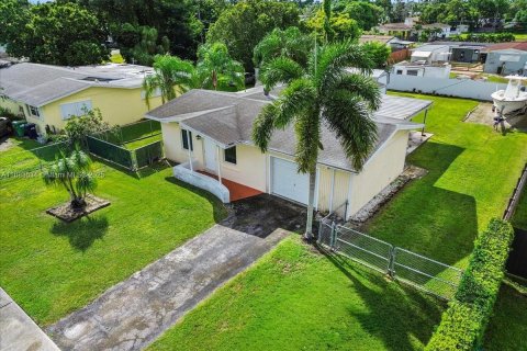House in Homestead, Florida 3 bedrooms, 130.99 sq.m. № 1930120 - photo 1