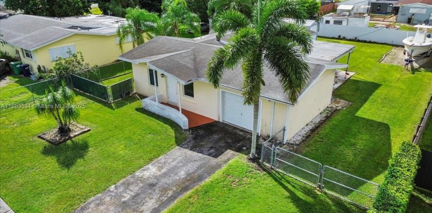 House in Homestead, Florida 3 bedrooms, 130.99 sq.m. № 1930120