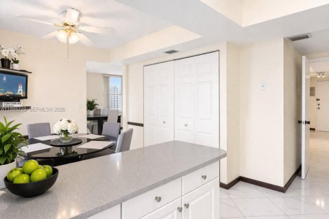 Condo in Sunny Isles Beach, Florida, 2 bedrooms № 2065767 - photo 25