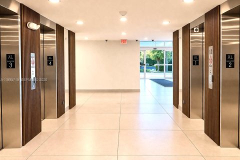 Condo in Sunny Isles Beach, Florida, 2 bedrooms № 2065767 - photo 11