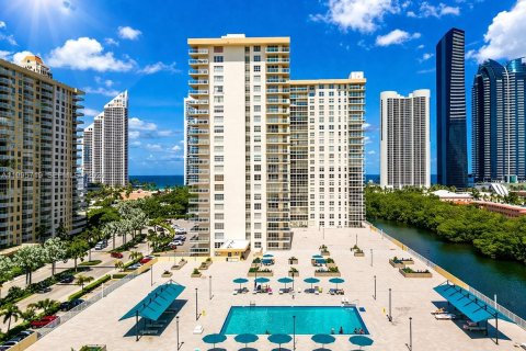 Condo in Sunny Isles Beach, Florida, 2 bedrooms № 2065767 - photo 3