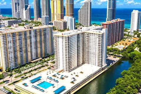 Condo in Sunny Isles Beach, Florida, 2 bedrooms № 2065767 - photo 2