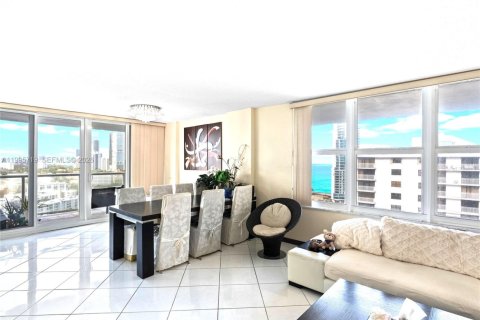 Condo in Sunny Isles Beach, Florida, 2 bedrooms № 2065767 - photo 17