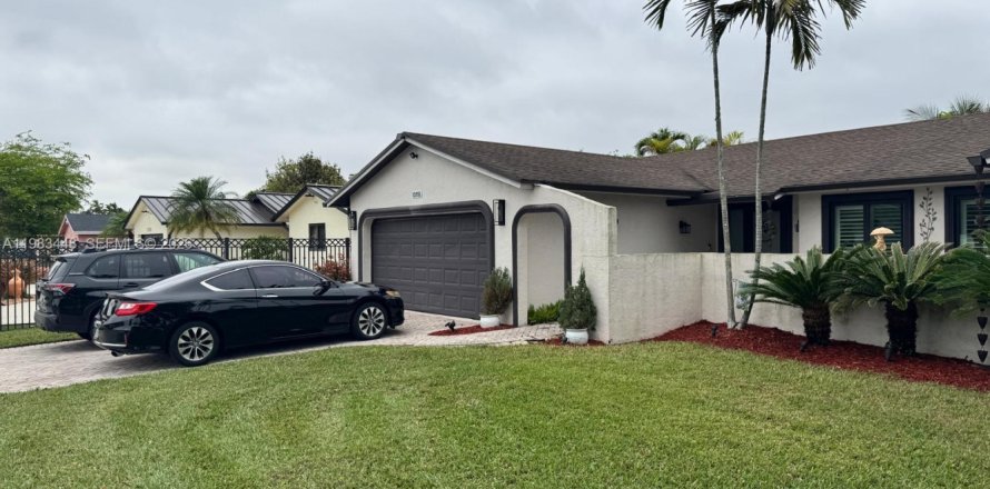 Дом в Майами, Флорида 4 спальни, 179.3м2 № 2047518