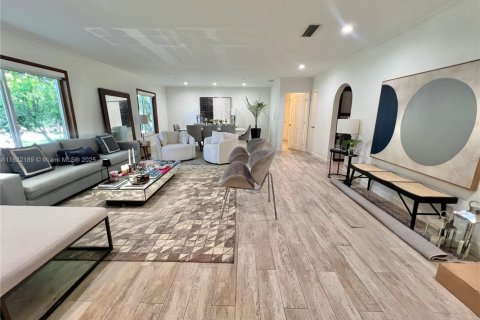 House in Pinecrest, Florida 5 bedrooms, 303.98 sq.m. № 1942570 - photo 4