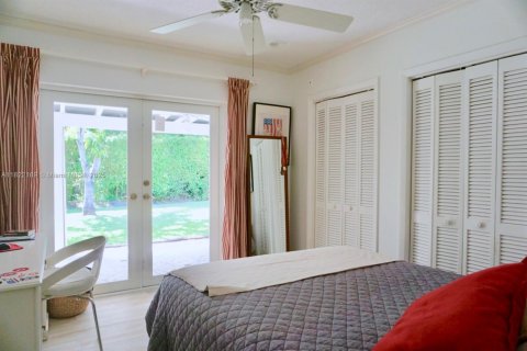 House in Pinecrest, Florida 5 bedrooms, 303.98 sq.m. № 1942570 - photo 18