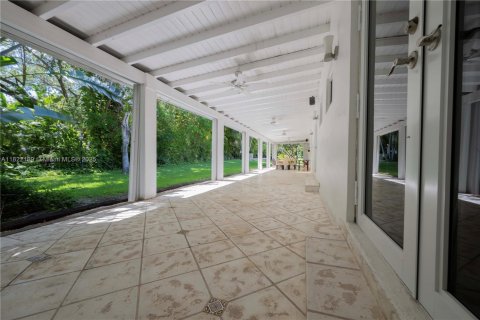 House in Pinecrest, Florida 5 bedrooms, 303.98 sq.m. № 1942570 - photo 12