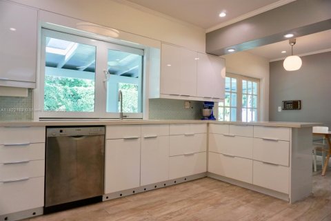 House in Pinecrest, Florida 5 bedrooms, 303.98 sq.m. № 1942570 - photo 7