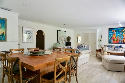 House in Pinecrest, Florida 5 bedrooms, 303.98 sq.m. № 1942570 - photo 6