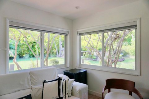 House in Pinecrest, Florida 5 bedrooms, 303.98 sq.m. № 1942570 - photo 11