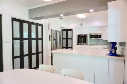 House in Pinecrest, Florida 5 bedrooms, 303.98 sq.m. № 1942570 - photo 8