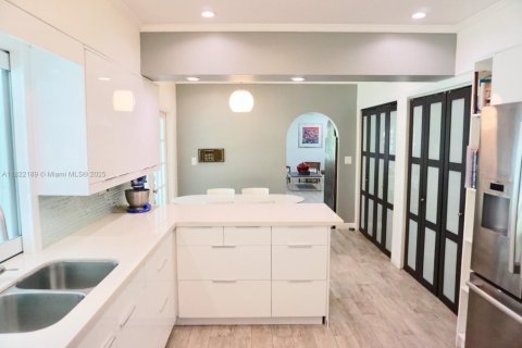 House in Pinecrest, Florida 5 bedrooms, 303.98 sq.m. № 1942570 - photo 9