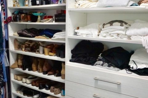 House in Pinecrest, Florida 5 bedrooms, 303.98 sq.m. № 1942570 - photo 16