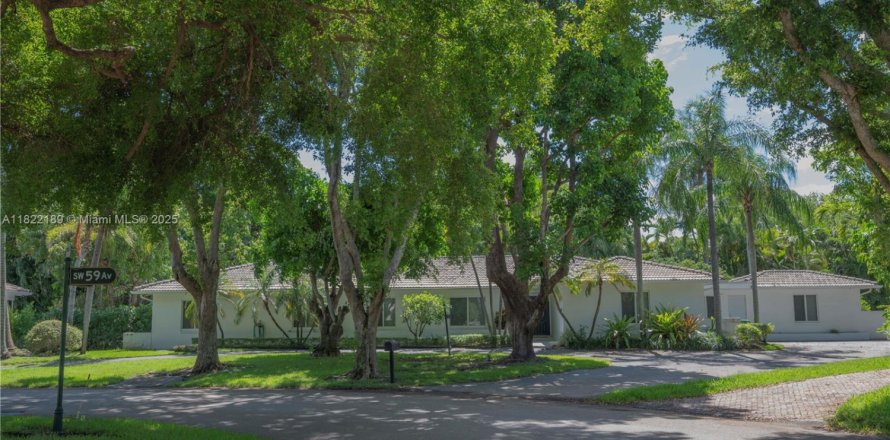 House in Pinecrest, Florida 5 bedrooms, 303.98 sq.m. № 1942570