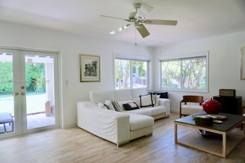 House in Pinecrest, Florida 5 bedrooms, 303.98 sq.m. № 1942570 - photo 10