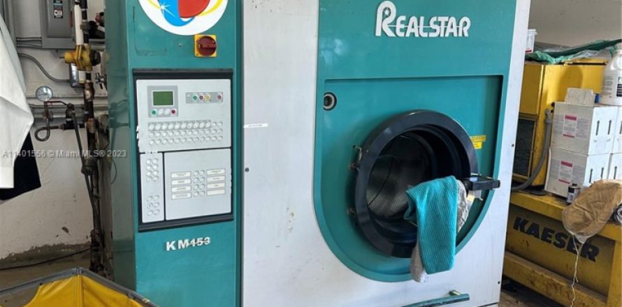 Commercial property in Dania Beach, Florida № 1959215