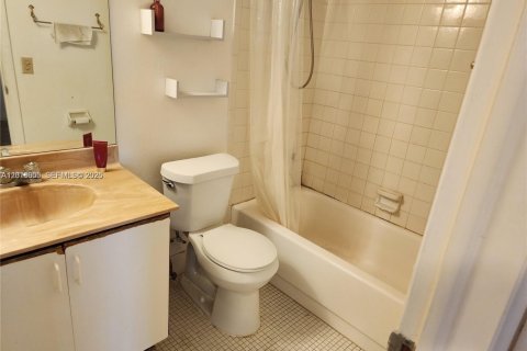 Condo in Tamarac, Florida, 2 bedrooms  № 2173430 - photo 10