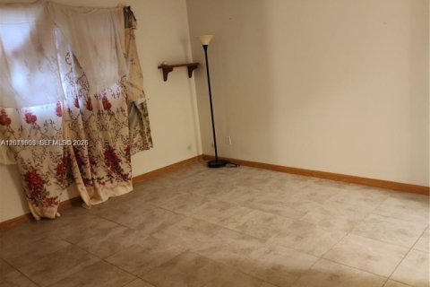 Condo in Tamarac, Florida, 2 bedrooms  № 2173430 - photo 6
