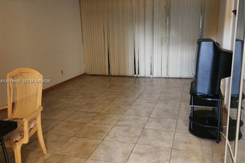 Condo in Tamarac, Florida, 2 bedrooms  № 2173430 - photo 9