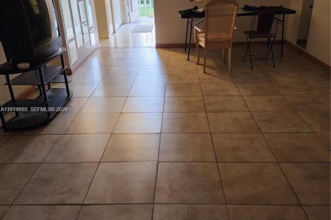 Condo in Tamarac, Florida, 2 bedrooms  № 2173430 - photo 5