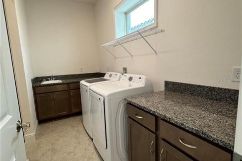 House in Orlando, Florida 5 bedrooms, 295.43 sq.m. № 2209713 - photo 22