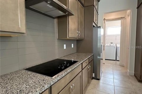 House in Orlando, Florida 5 bedrooms, 295.43 sq.m. № 2209713 - photo 8