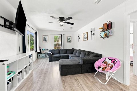 Casa en venta en Tampa, Florida, 4 dormitorios, 86.96 m2 № 2349256 - foto 8