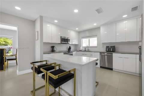 House in Hollywood, Florida 3 bedrooms, 135.64 sq.m. № 2013657 - photo 8